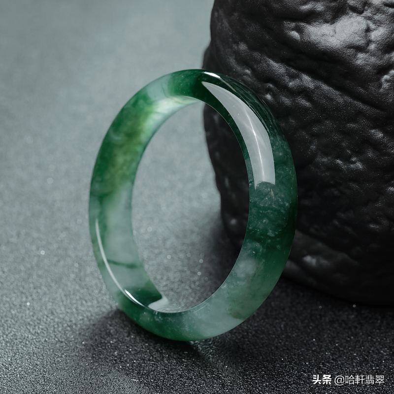 有几百块钱捡漏天价翡翠手镯吗,3万左右的翡翠手镯有收藏价值吗