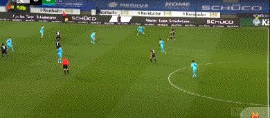 武磊3次世界级前插单刀踢飞,武磊门前横传队友又踢回来