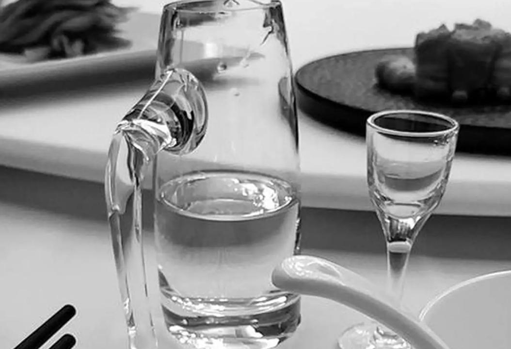 喝红酒醒酒好还是不醒酒好,红酒需要醒酒白酒需要醒酒吗