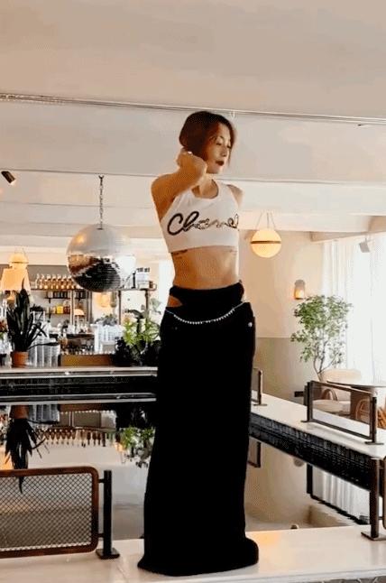 50多岁的郑秀文自律使身材曼妙 (50岁的郑秀文迎来了她的时髦巅峰)