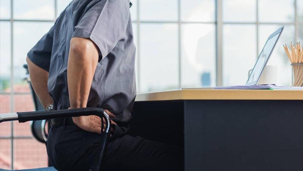 男性后背有一块发黑是怎么回事,中年男性脸色暗沉发黑什么原因