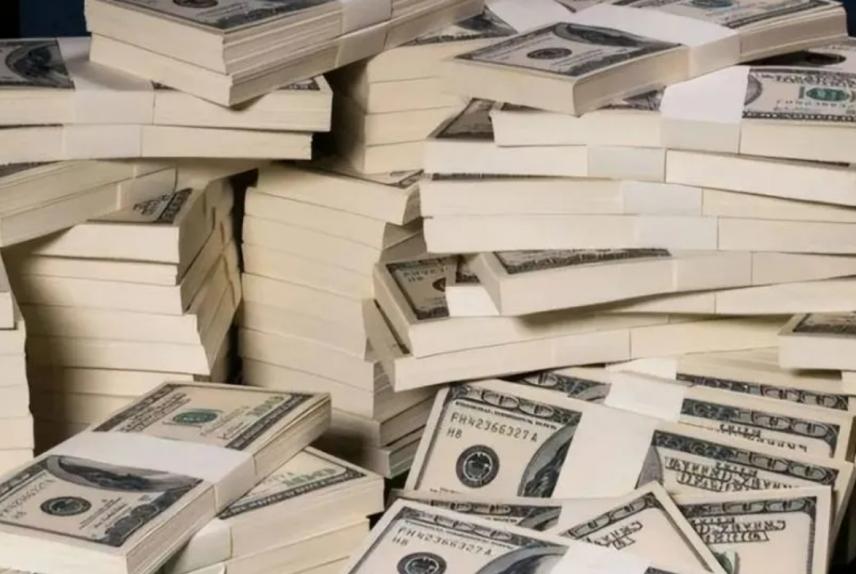 2019年,青海女贪官密室被查,丈夫看到一半接受不了:我走行不行