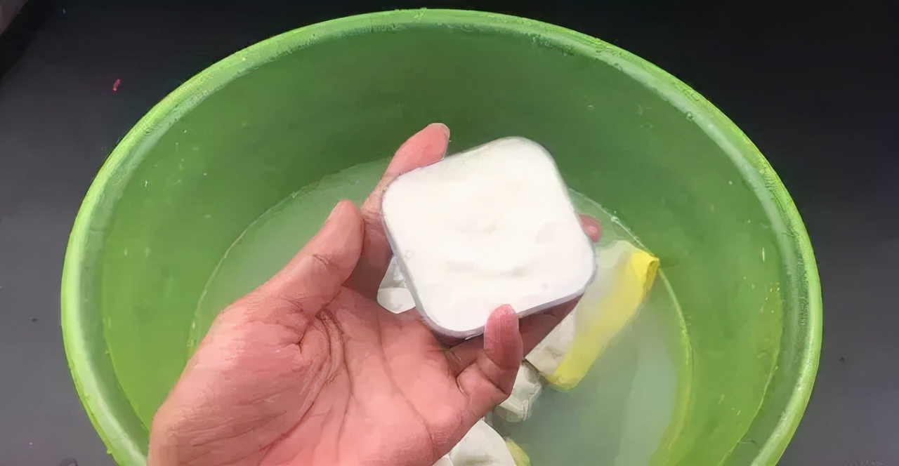 怎么洗发黄的羽绒衫,白色羽绒服洗了会发黄怎么回事