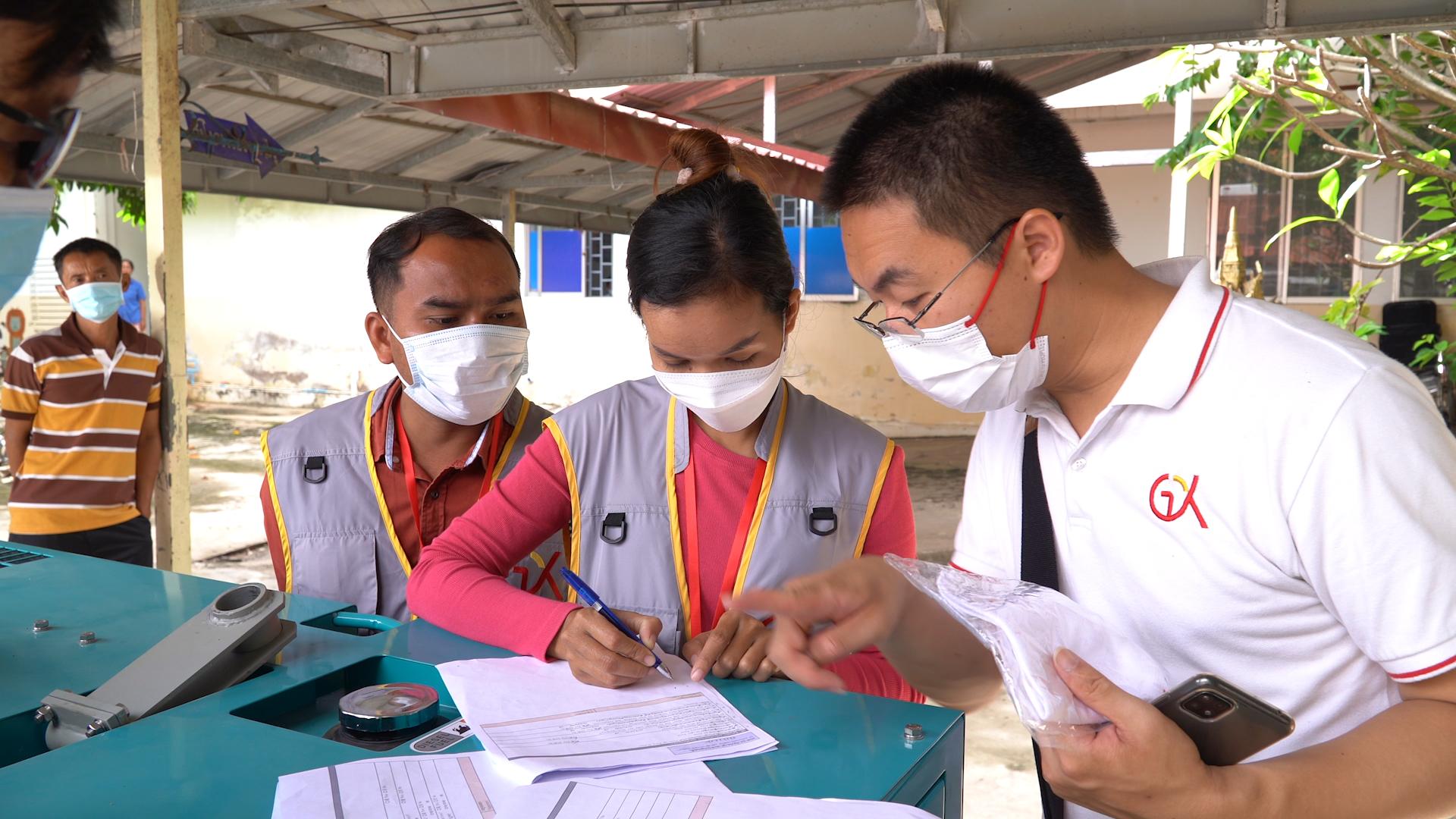 丝路盛放洋紫荆|港NGO联手内地医疗队出海扫“盲”50年柬埔寨白内障患者复明：我能看到了！