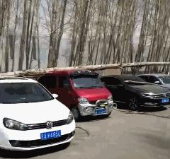 姑娘下次自拍的时候整理一下房间吧，你的秘密都被大家发现啦