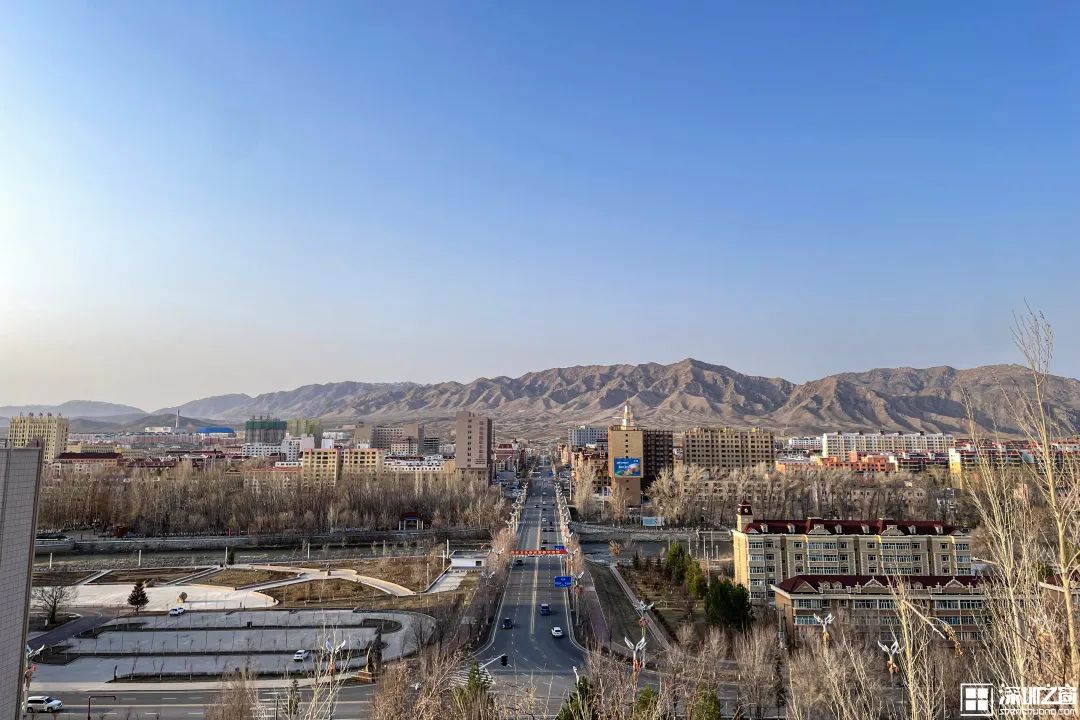 深圳人花式加班：酒吧里做方案、旅行时码PPT、除夕夜写报告……