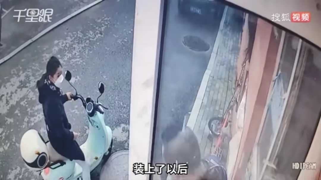 女子超市偷俩榴莲淡定装包带走,女子超市偷榴莲装包带走