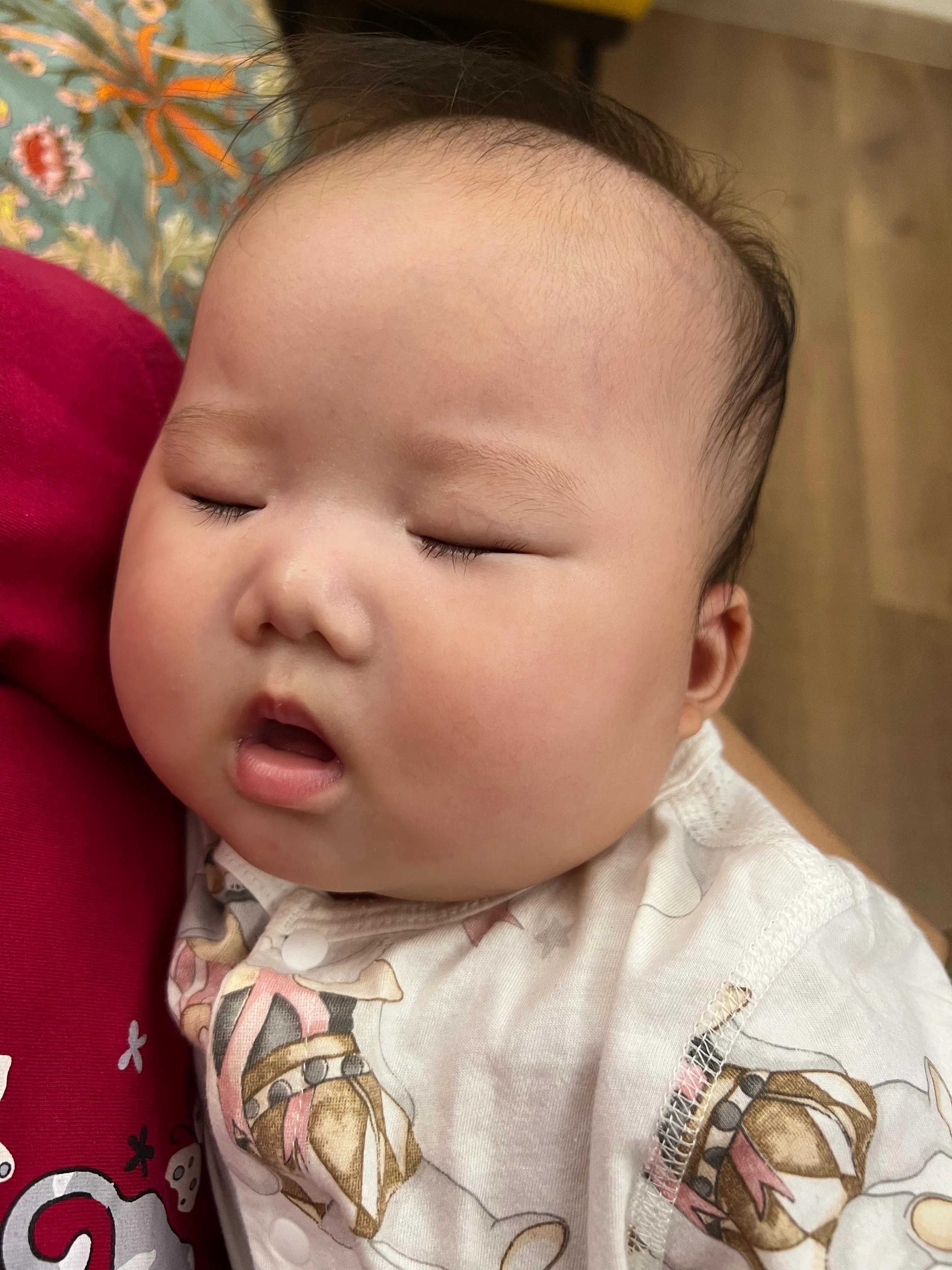 女儿四岁了头发很少,新生儿头发稀少还有必要剃胎毛吗