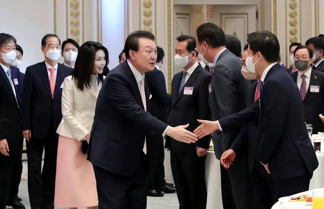 韩国第一夫人粉色穿搭,韩国第一夫人的打扮