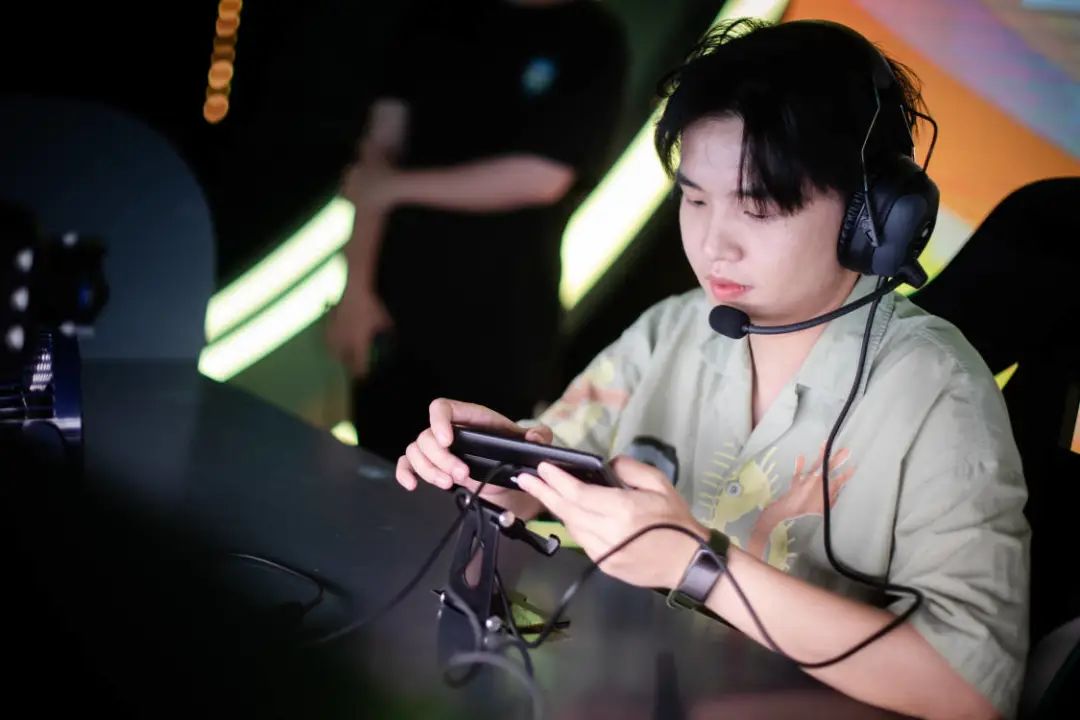 平凡人在电竞中寻求什么？我在这三个故事中找到了答案