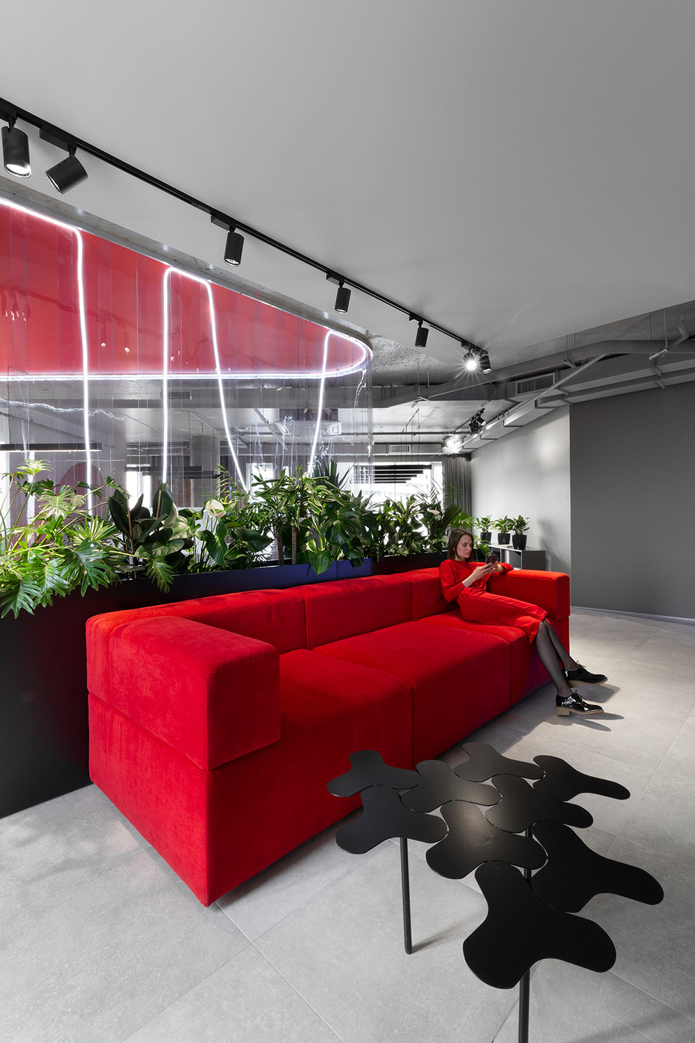 红蓝渐变手机游戏开发公司基辅办公设计欣赏