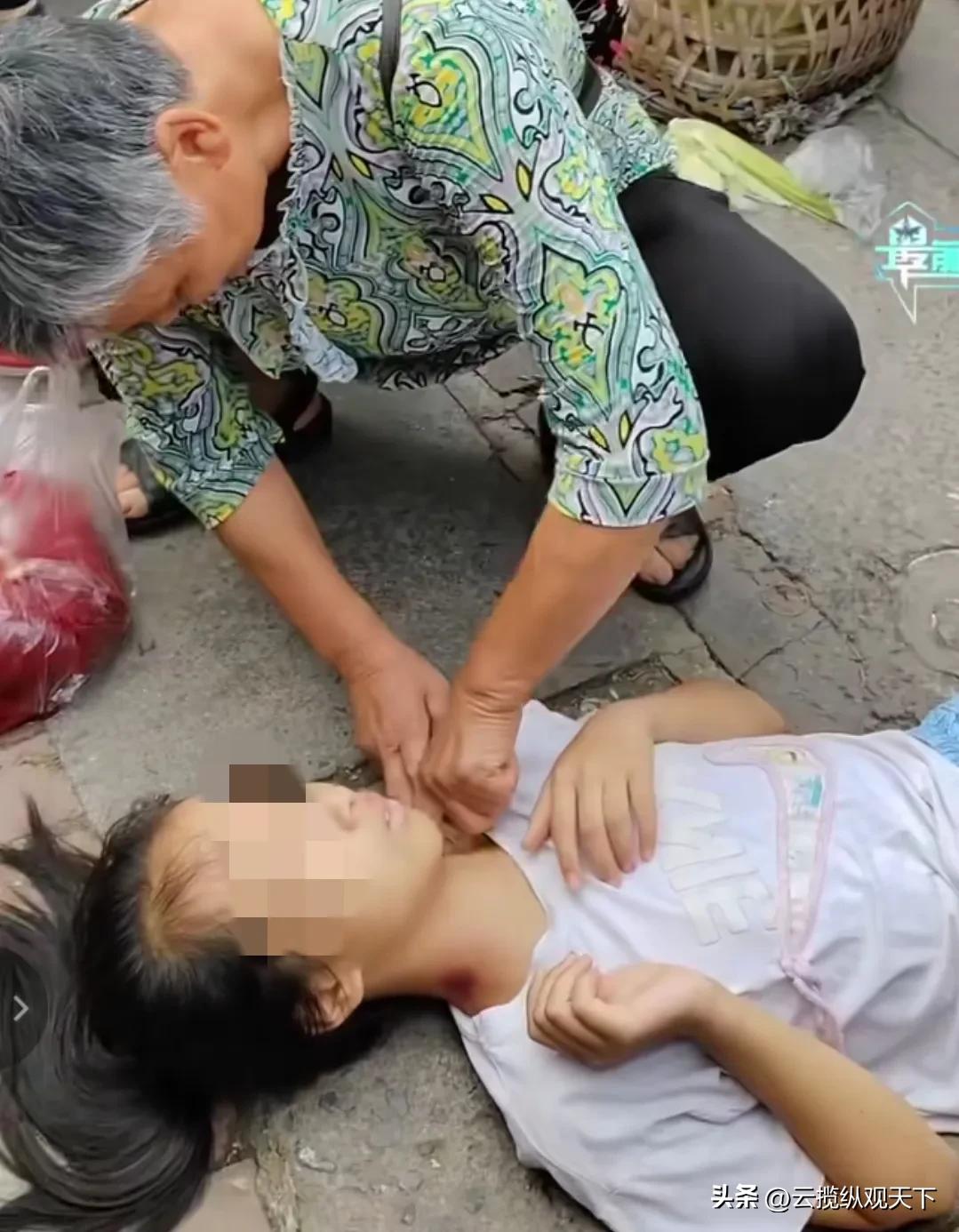 中暑了该怎么救助儿童,小女孩中暑晕倒