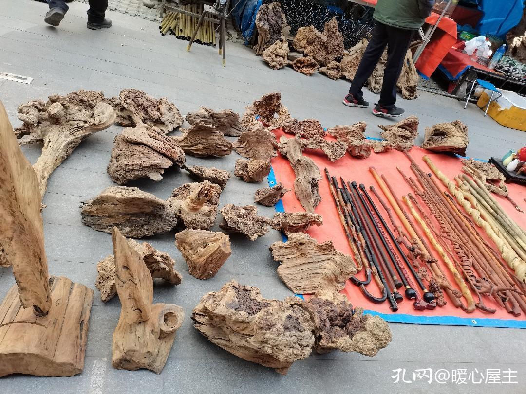 背上我的小书包去文化市场淘宝，淘到两摞自己比较心仪的书