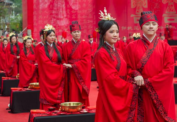 头钗朱玉拥玫瑰，身有红衣绣凤凰：看唐代女性婚服发展及现世影响