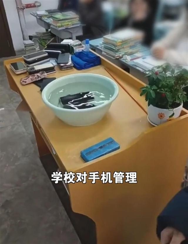 贵州贵阳学校把手机放水里后续,贵阳20余学生手机泡水处置