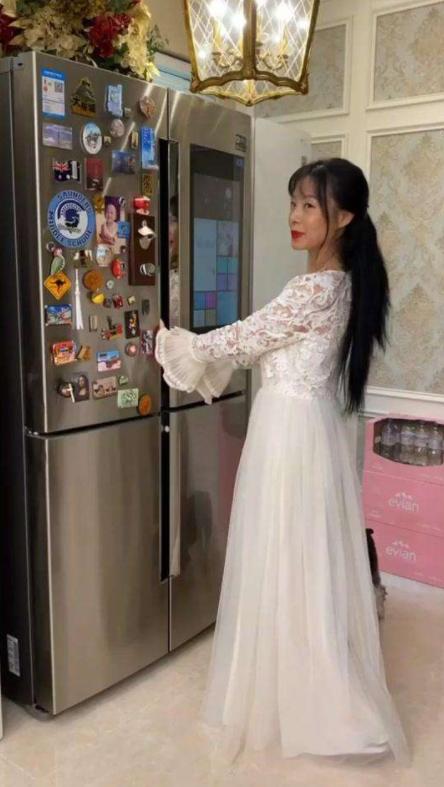 网红富婆盘点：一顿家宴抵半年工资，结婚就送200万宾利