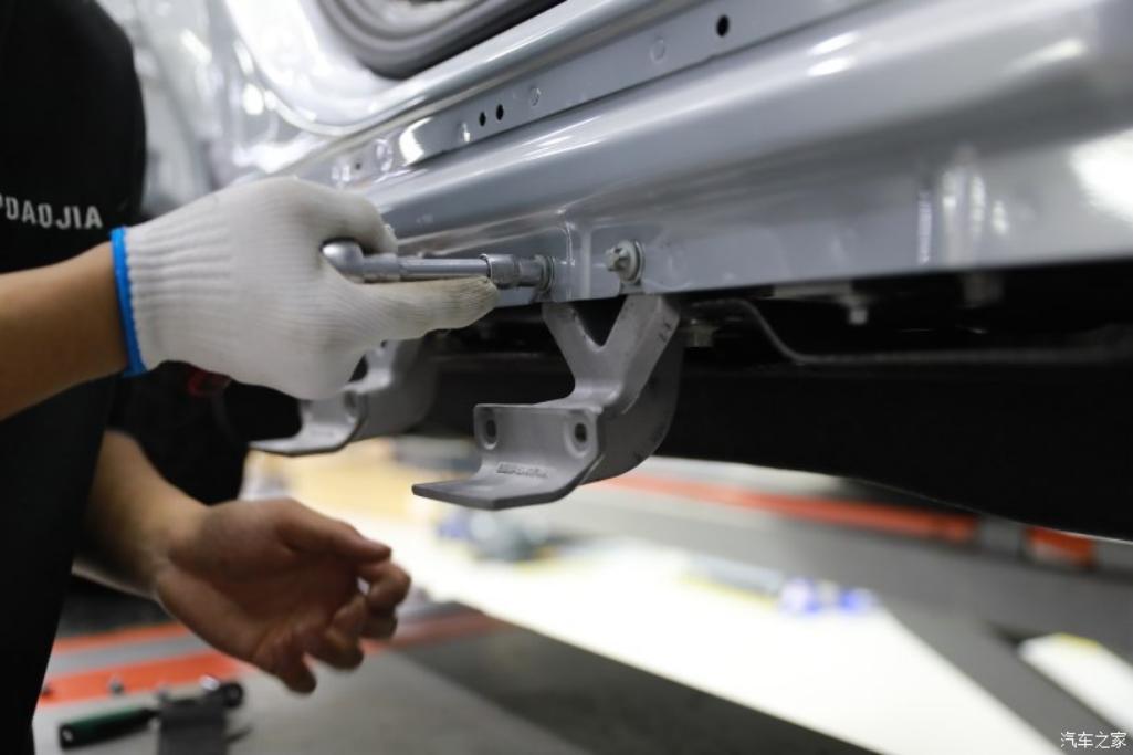 路虎卫士改装17寸轮毂,路虎卫士22寸黑色轮毂固定踏板