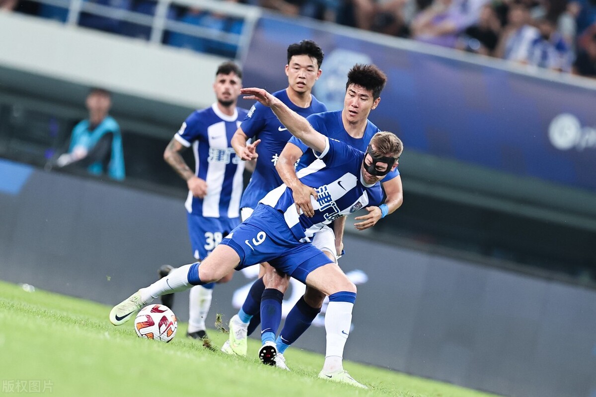 天津津门虎球员穿什么球鞋，于根伟又穿过哪些球鞋呢，看我来盘点