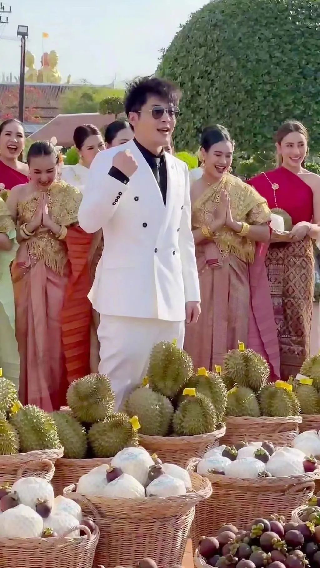 辛巴卖榴莲事件泰国卖了多少亿,央视各大媒体观察辛巴泰国卖榴莲