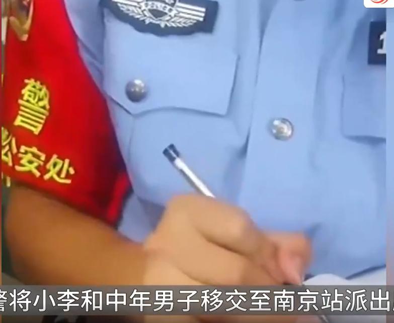 老婆儿子一同乘车丈夫摸邻座女子胸，被老婆狂扇耳光，色胆包天！