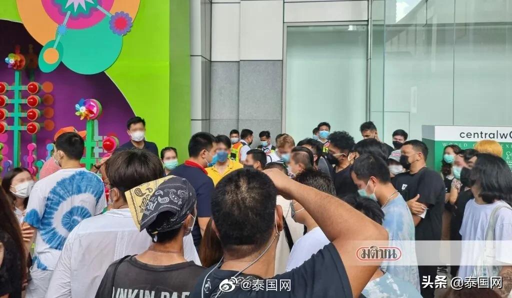 omegaswatch斯沃琪手表欧米茄联名款,商场人挤人抢购