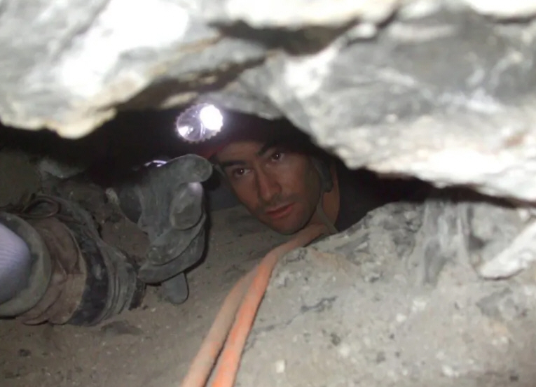 男子探险被卡在山洞里,男子进洞穴探险被卡住再没出来