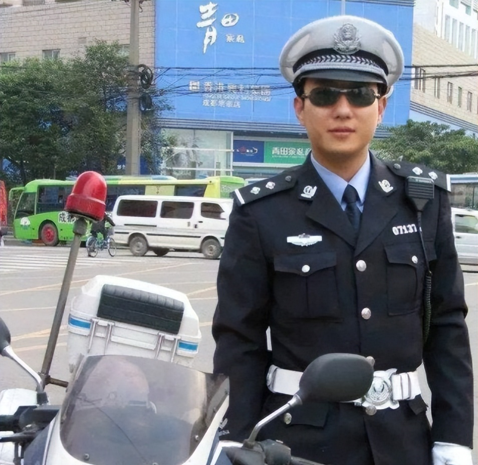网红交警谭乔名场面,拯救无数司机的“网红交警”谭乔