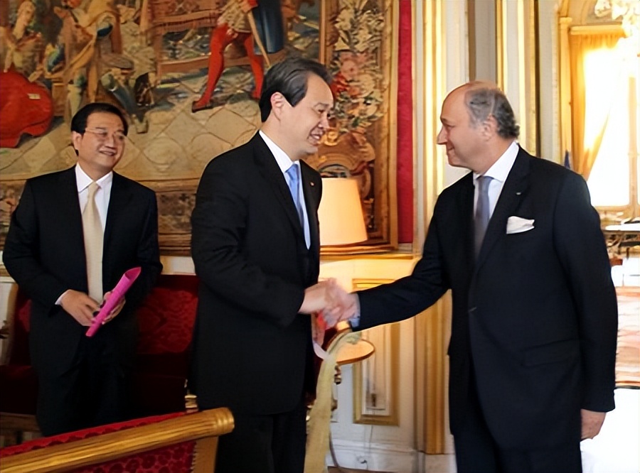 低头了?马克龙访华后美国公布重要决定,外媒:开始讨好中国了