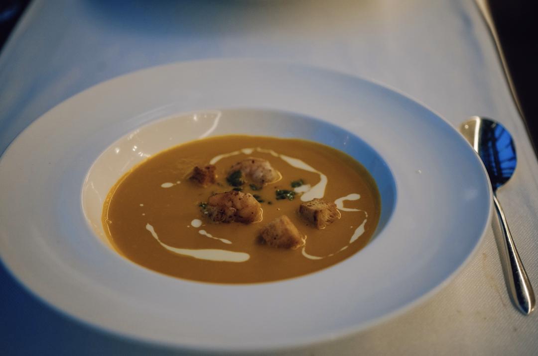 配备一星米其林黑珍珠餐厅,比米其林黑珍珠高端的餐厅