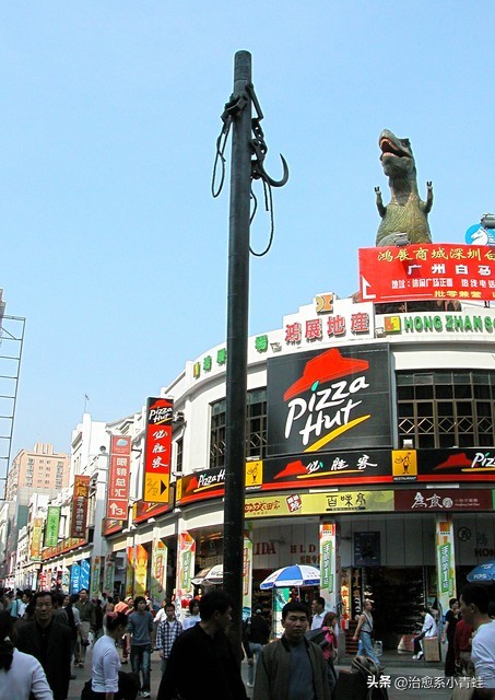 男子尝樱桃没买被收2元,男子在路边卖樱桃发现商贩不对劲