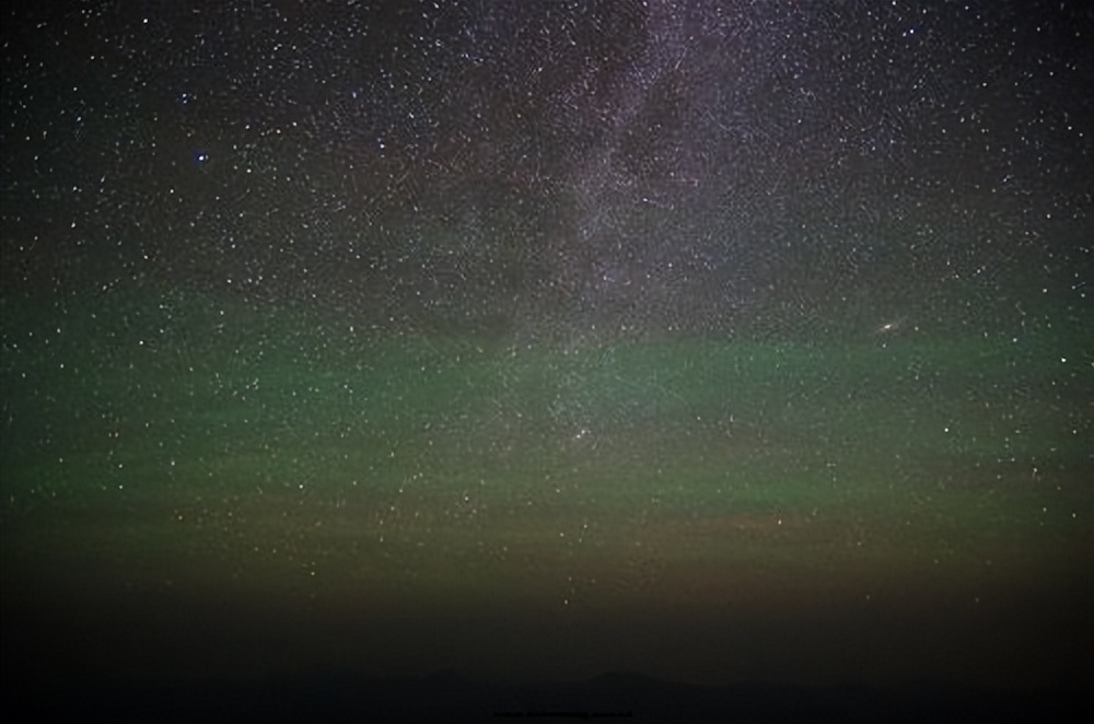 天空既不是白色也不是黑色,天空变成了红色而伴随着闪电