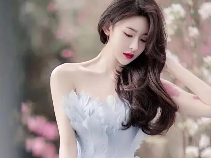 她回国第一天就进了局子。他没有想到，竟然被陌生女子强吻。