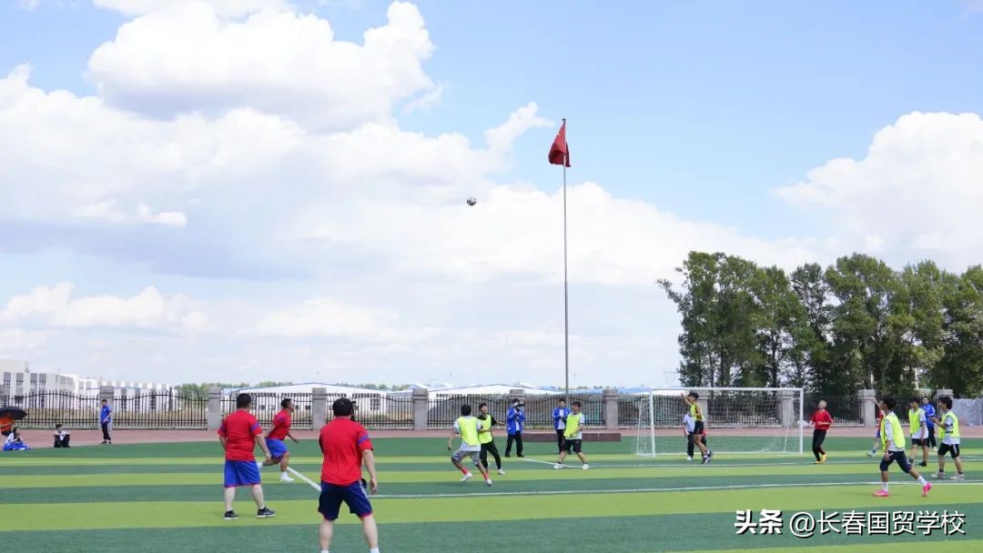 绿茵逐梦想拼搏向未来我校第一届“黄金杯”超级足球联赛圆满结束