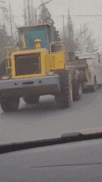 女孩子看起来外表美丽，其实裤袜已经掉到大腿根了！哈哈哈