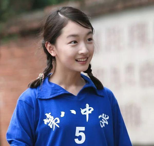 周冬雨相貌平平为什么那么火,周冬雨为什么一出道资源就那么好