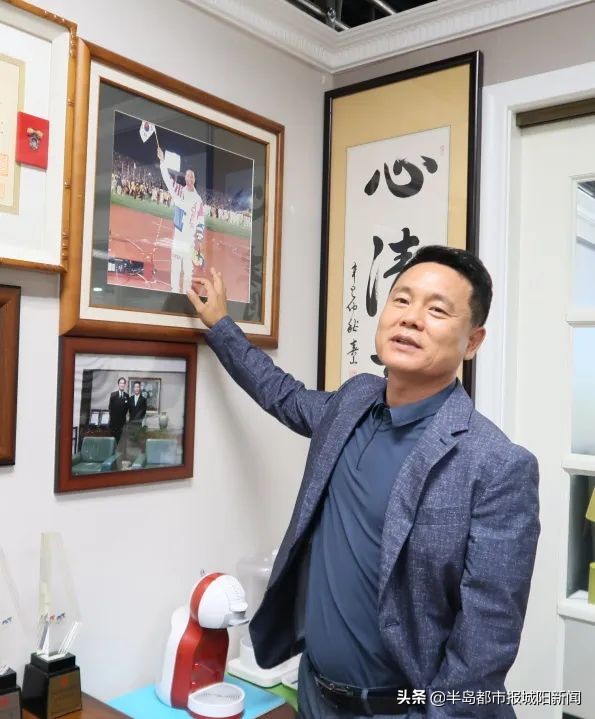 韩国人在青岛五四广场,韩国驻华大使馆参赞朴仁圭