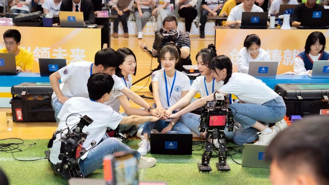 同城热搜第二！《大三女生》开播即热播