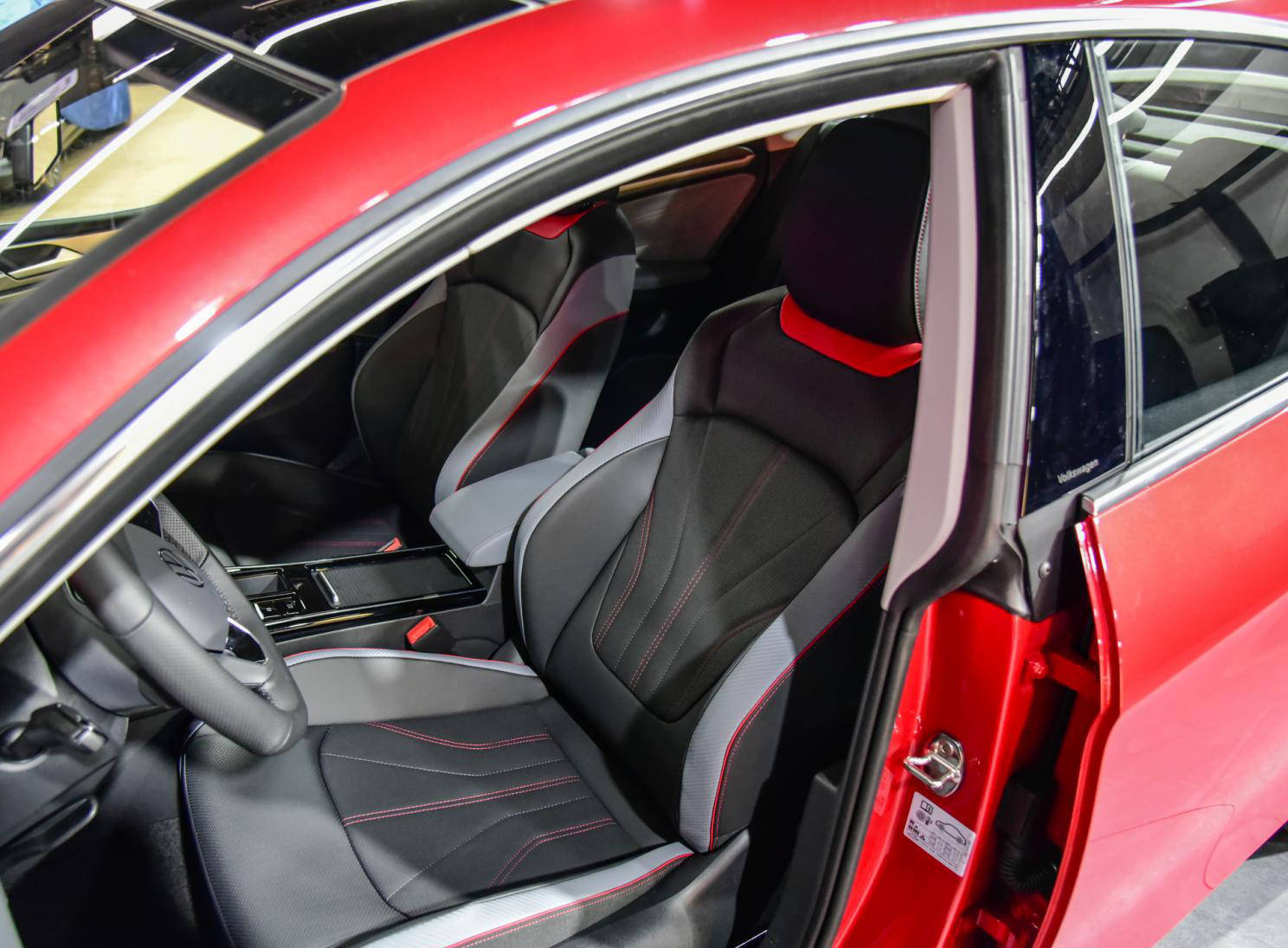 豪华的奢适宽体轿跑变豪华了上汽大众全新凌渡L正式亮相