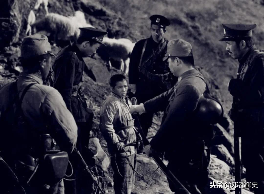 日军杀戮婴儿,日寇士兵刺刀挑小孩