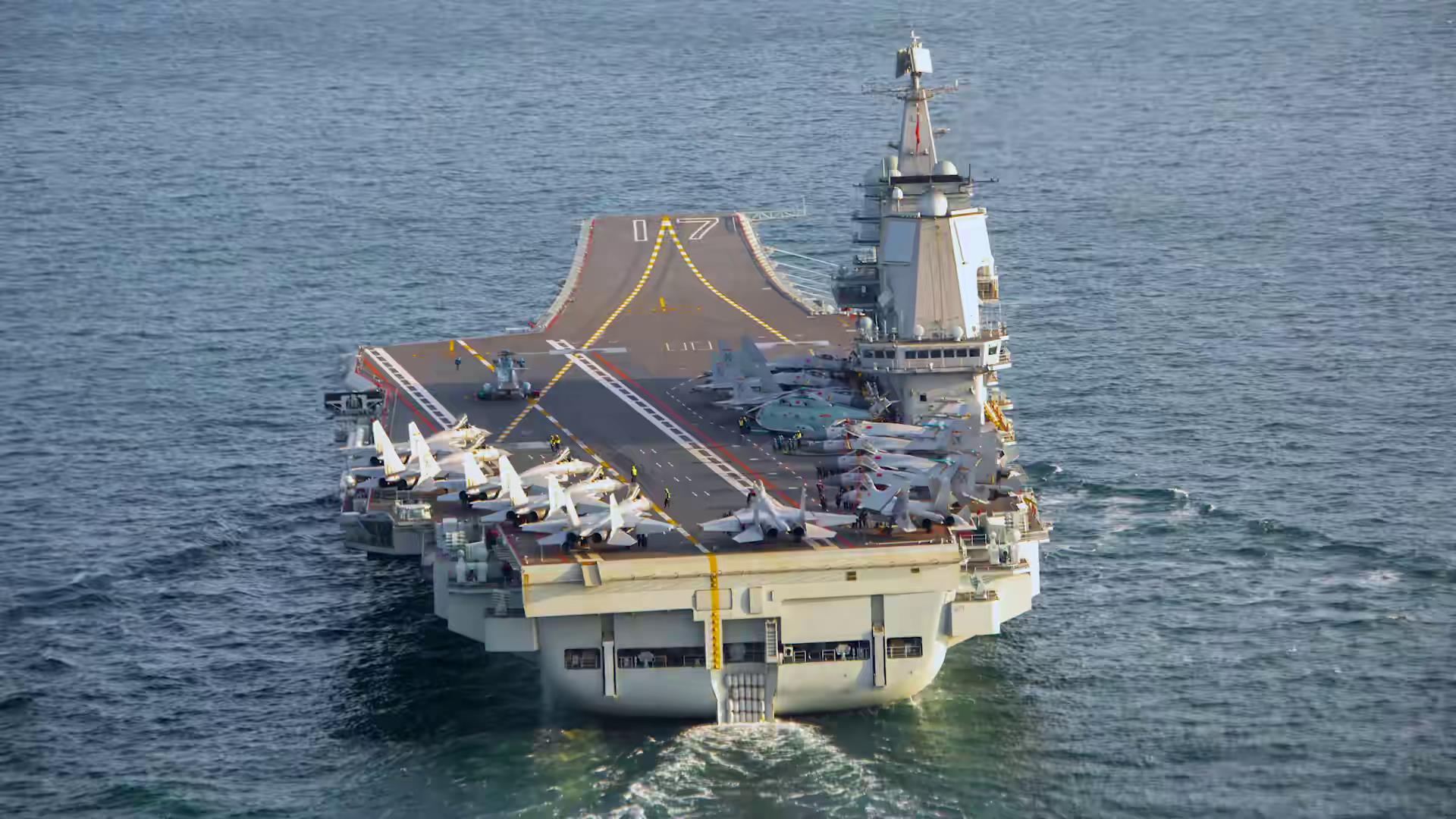 向解放军学习！俄官兵登上052D，在垂发前驻足，笔记本写满要点