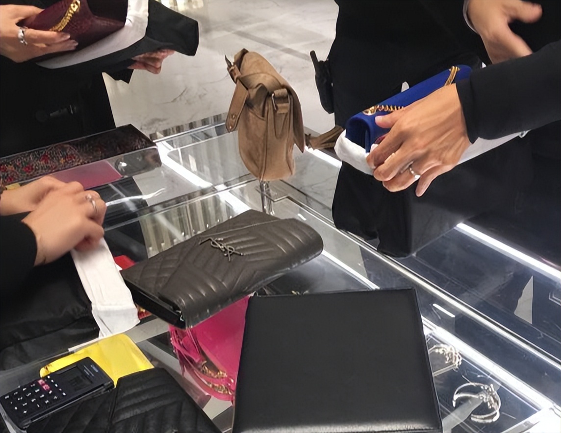 美女贪官金英丽：被三名富商*养包**，竟随身携带8只套方便开房受贿