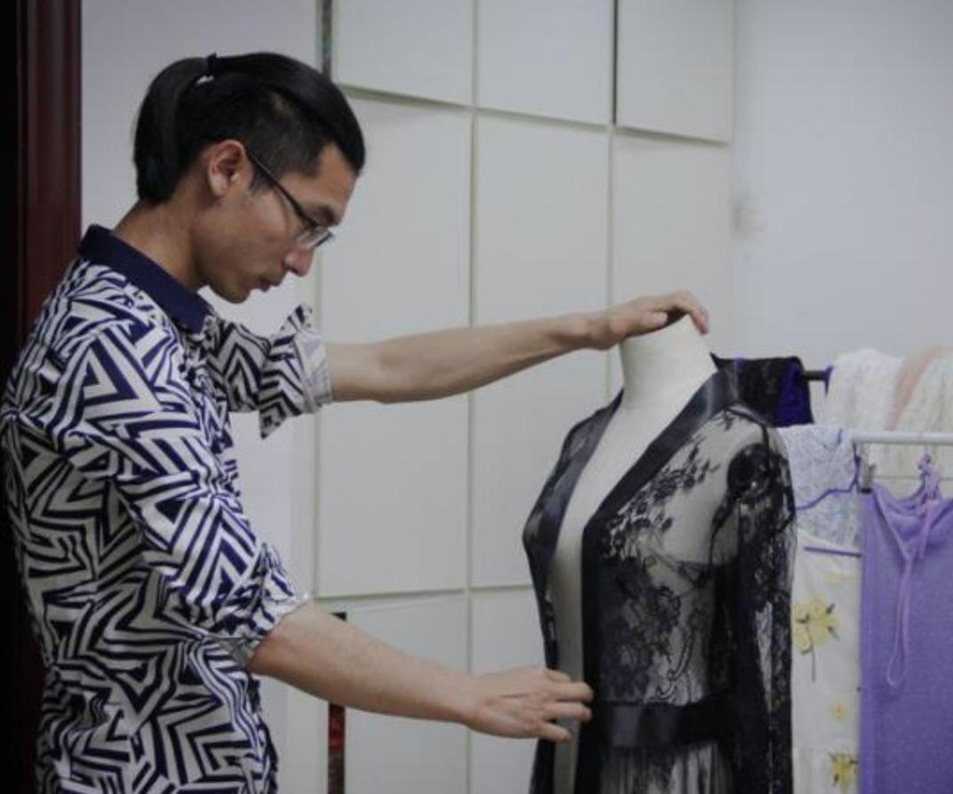 小伙辍学创业收入一个亿,小伙创业卖内衣