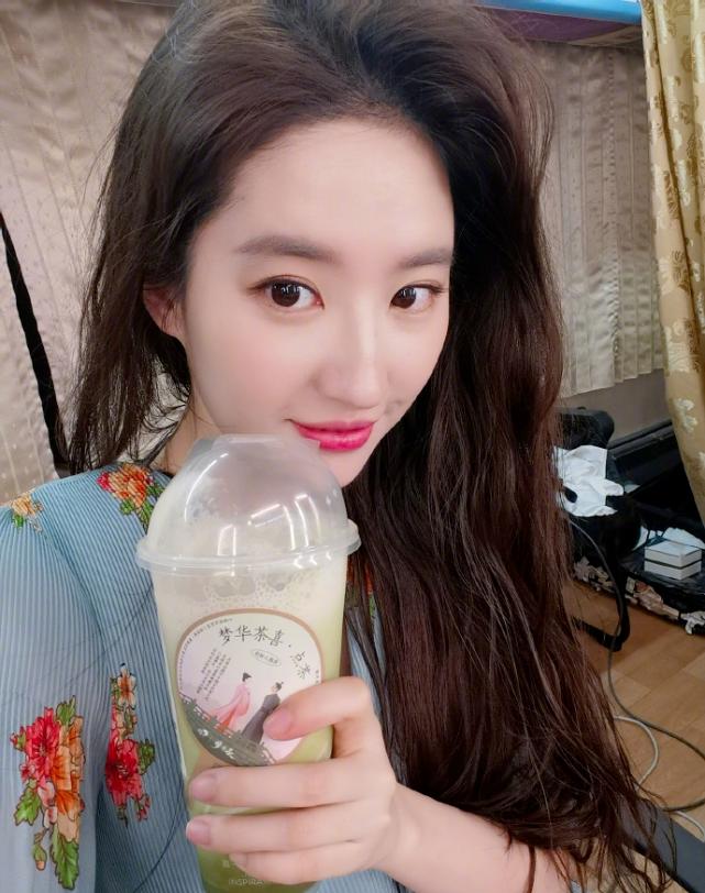 刘亦菲逛街被偶遇三里屯,网友偶遇刘亦菲买行李箱