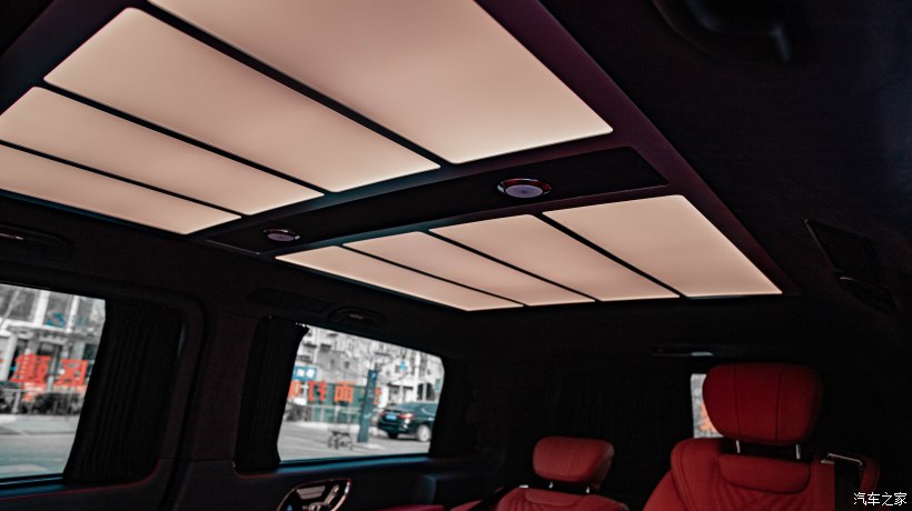 银色奔驰威霆改迈巴赫双拼色,威霆国六内饰改成迈巴赫款式