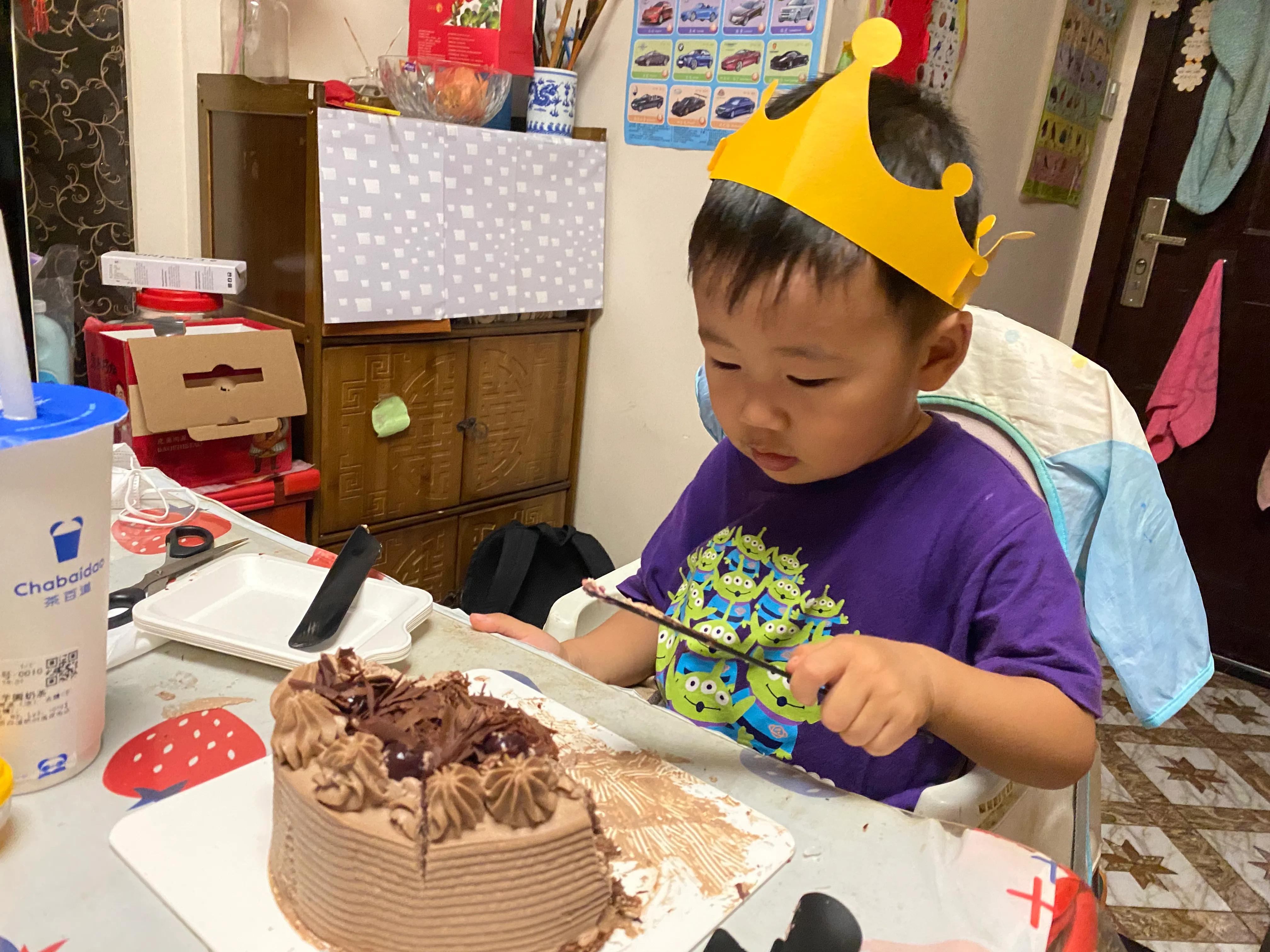 顺顺宝宝上幼儿园的第二个半天就流鼻涕咳嗽，但很快好起来2022.9