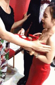 女子和同事打闹，用力过猛竟直接把*裤底**扯两半，羞得蹲地不敢起身