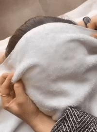 女孩子看起来外表美丽，其实裤袜已经掉到大腿根了！哈哈哈