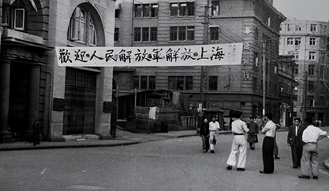 1990年，86岁的*小平邓**来到发妻墓前，对邓楠说：她比照片上更漂亮