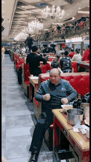 姑娘这么可爱竟然当保安，大叔都忍不住多看两眼，太屈才了: