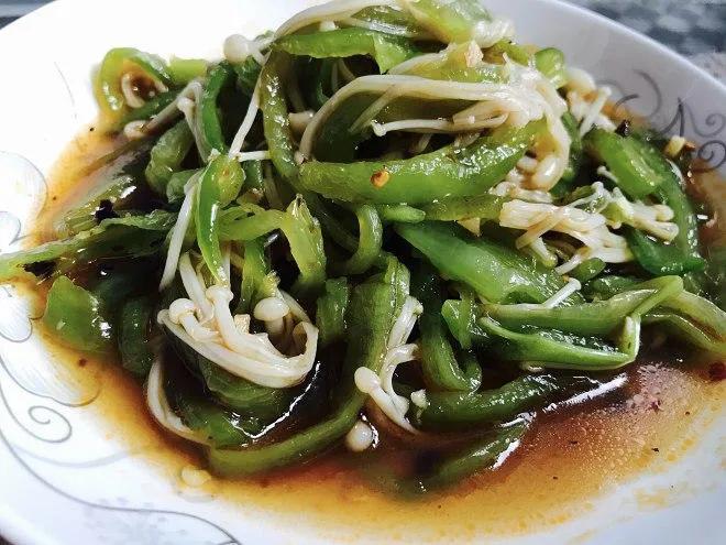 毛主席对*诺斯**说：吃辣椒的国家盛产革命者。*诺斯**反驳：意大利呢？